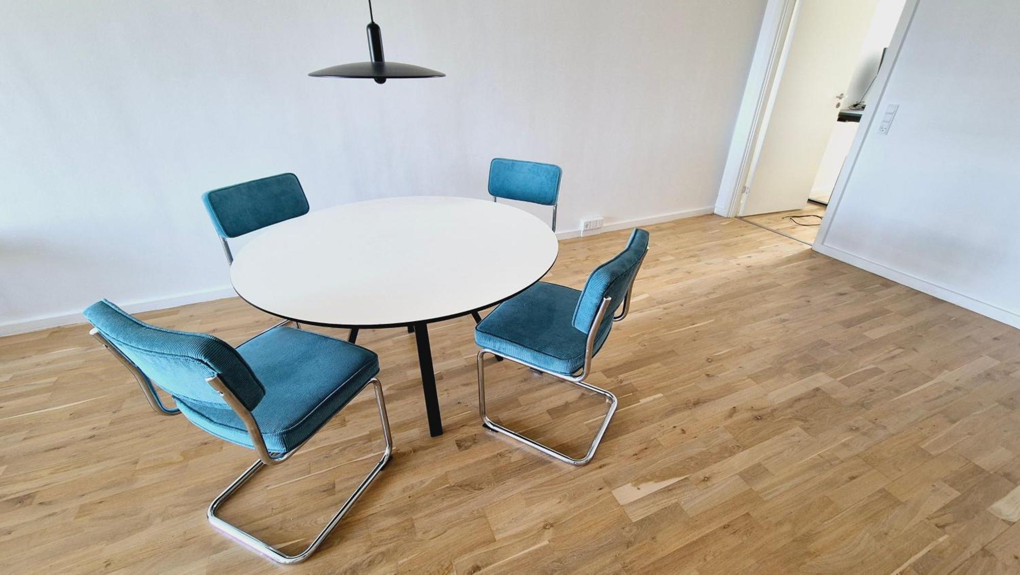 Spacious 120 Metres From Metro Apartment